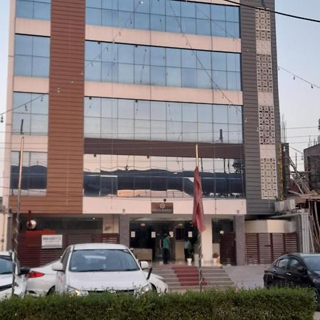 Immense Residency Hotell Faridabad Exteriör bild