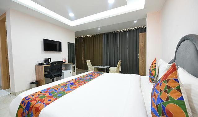 Immense Residency Hotell Faridabad Exteriör bild